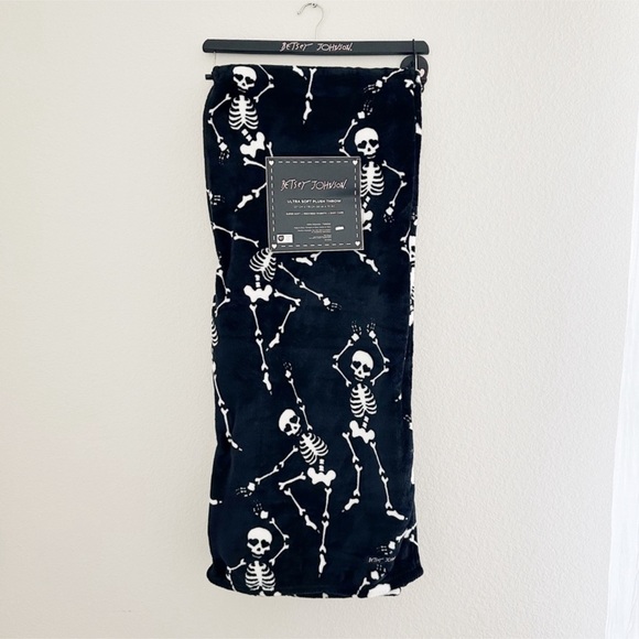 Betsey Johnson Skeletons Plush Throw - Picture 1 of 6